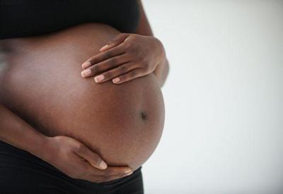 Probabilidade de mulheres negras fazerem aborto é 46% maior do que para brancas