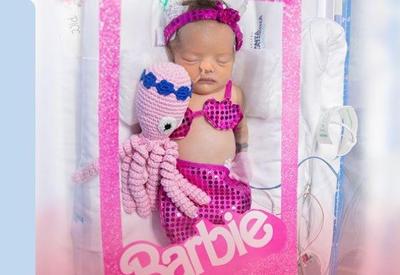 Hospital veste bebês de UTI neonatal com roupas e acessórios da Barbie