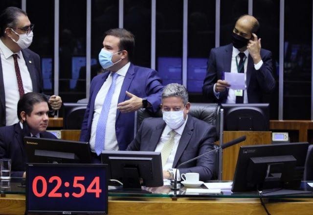 Câmara adia votação da PEC que vai permitir Auxílio Brasil de R$ 400