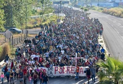 Caravana com 8 mil pessoas está a caminho da fronteira entre México e EUA