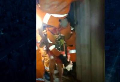 Idosa cai em tubulação de 6 metros e é resgatada pelos bombeiros em BH