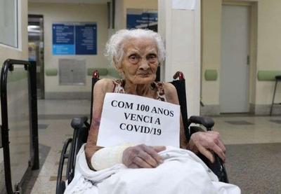 Idosa centenária vence o coronavírus e deixa hospital no Rio