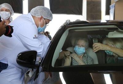 Começa vacinação para idosos com mais de 90 anos em SP