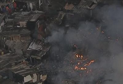 Incêndio de grandes proporções atinge comunidade em Osasco (SP)