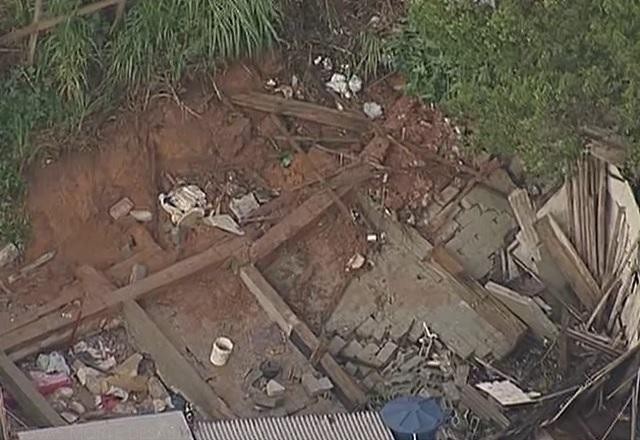 Dois morrem soterrados após muro desabar em Osasco (SP)