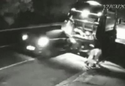 Gari é esmagado após motorista bater na traseira de caminhão de lixo