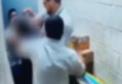 Funcionários de mercado em MG são flagrados agredindo homem