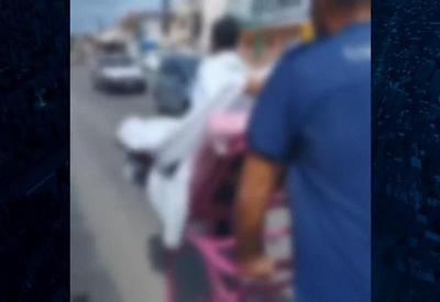 PE: paciente idoso é transportado de maca no meio da rua