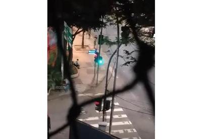 Homens armados com fuzil trocam tiros no Leblon, bairro nobre do Rio