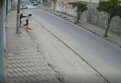 Vídeo: mulher é arrastada e agredida durante assalto em Minas Gerais