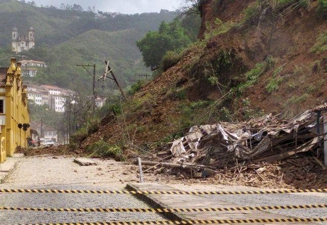 Deslizamento de terra destrói imóveis históricos em Ouro Preto, MG