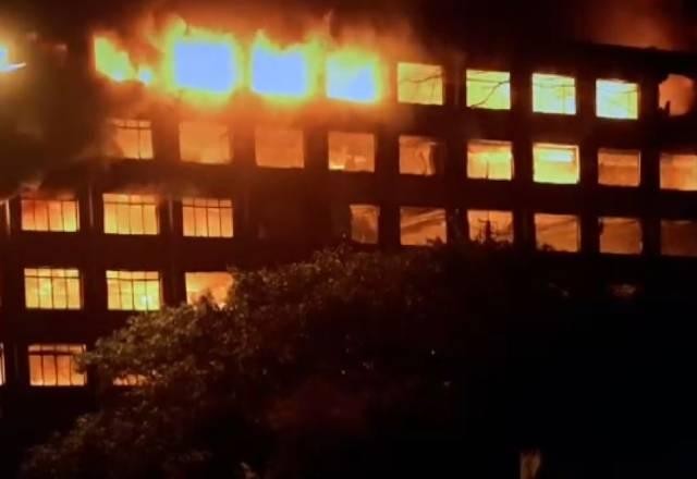 Dois bombeiros desaparecem durante incêndio em prédio público do RS