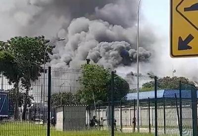 Vídeo: incêndio atinge galpão do aeroporto Galeão, no RJ