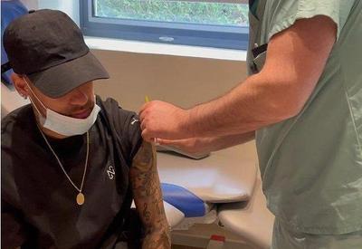 Neymar é vacinado contra a covid-19 na França: "Que felicidade"