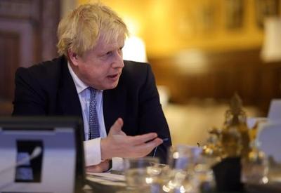 Polícia britânica ouve participantes da festa de Boris Johnson durante lockdown