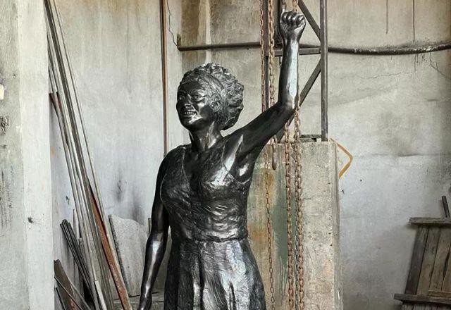 Marielle Franco é homenageada e ganha estátua no centro do Rio