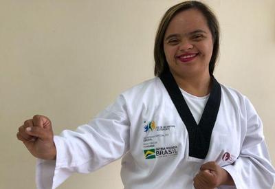 Inédito no taekwondo: mulher com síndrome de Down recebe faixa preta
