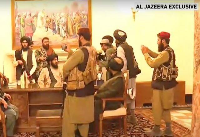 Imagens mostram Talibã no palácio presidencial do Afeganistão