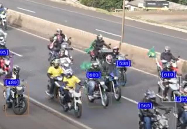 Inteligência artificial conta número de motos durante motociata em Chapecó