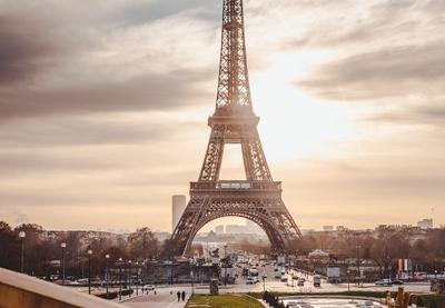 Intruso tenta escalar Torre Eiffel e monumento é fechado ao público