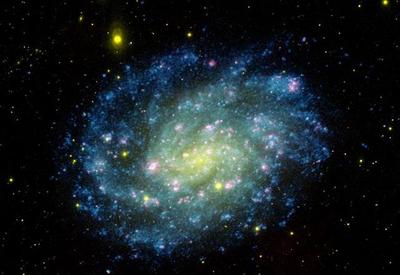 Nasa divulga foto de galáxia com as cores do Brasil e chama Pelé de "lendário"