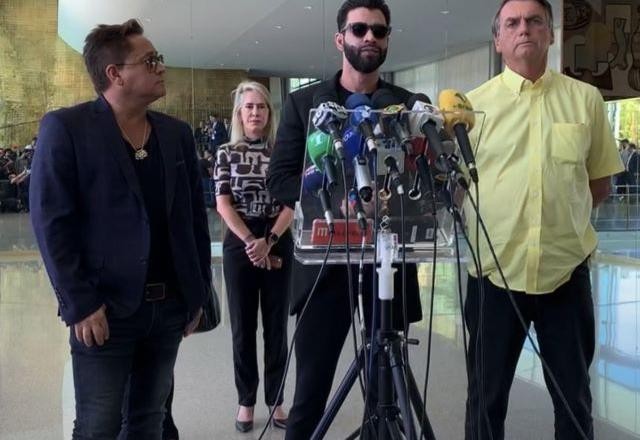 AO VIVO: Bolsonaro e cantores sertanejos falam com a imprensa no Alvorada