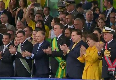 Jair Bolsonaro desfila em carro aberto no 7 de setembro e dá carona a garotinho