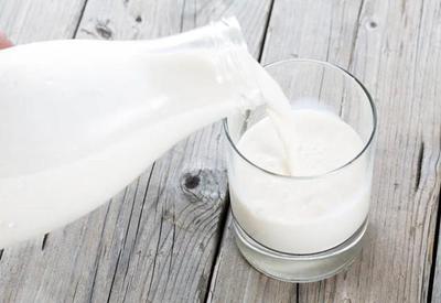 Alta do leite chegou a 30% nos últimos 12 meses, aponta IBGE