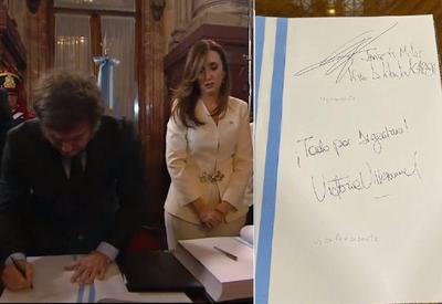 Milei escreve 'carajo' ao assinar livro de presença do Congresso da Argentina