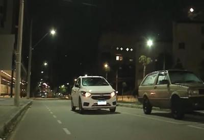 Jovem se joga de carro após suspeitar de motorista de aplicativo