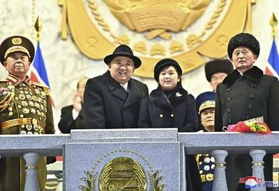 Kim Jong-un mostra filha e novos mísseis nucleares em desfile