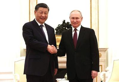 Em Moscou, Xi Jinping convida Putin para visitar China no fim do ano