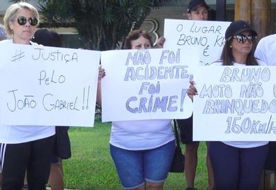 Familiares de João Gabriel protestam contra soltura de Bruno Krupp no Rio