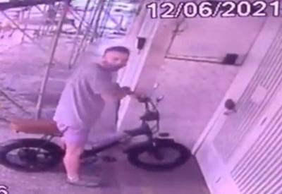 Vídeo mostra suspeito chegando em casa com bicicleta roubada no Leblon