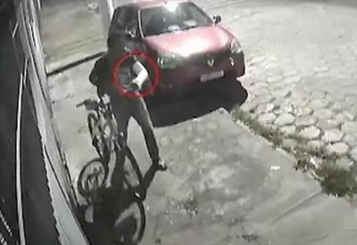 Ladrão com braço engessado furta cachorro e bicicleta