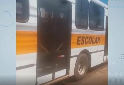 Criança de cinco anos é esquecida dentro de ônibus escolar