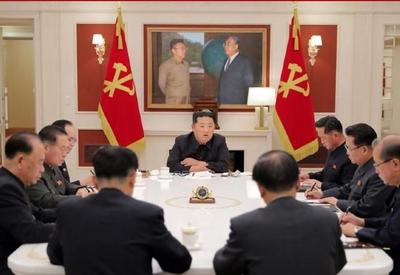 Líder norte-coreano critica ações para conter o avanço da covid no país