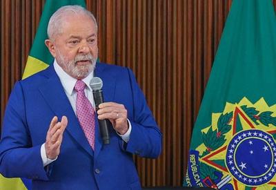 Lula recebe centrais sindicais no Palácio do Planalto; assista