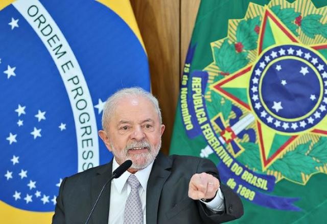 Lula diz que "não quer confusão" com BC, mas cobra vigilância do Senado