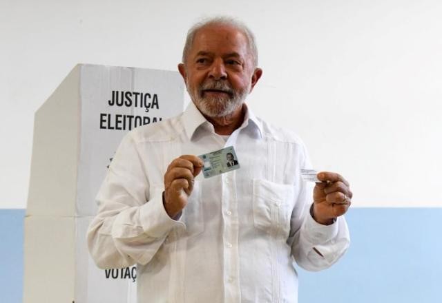 Luiz Inácio Lula da Silva (PT) é eleito presidente da República