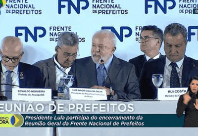 Com prefeitos, Lula promete retomada de obras e "políticos competentes"