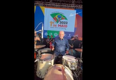 Lula toca bateria em ato do 1º de Maio na capital paulista