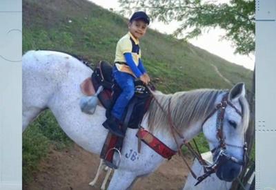 Menino de quatro anos morre após ser arrastado por égua