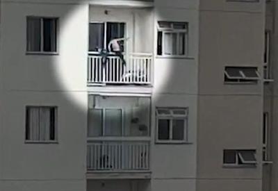 Criança fica pendurada em varanda do 7º andar de prédio
