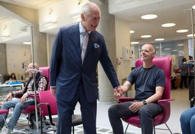 Rei Charles III encontra pacientes com câncer em 1ª agenda pública após diagnóstico