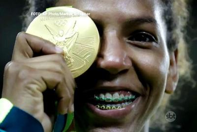 Medalha de ouro na Olimpíada, Rafaela Silva visita ONG que mudou sua vida