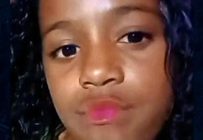 Corpo da menina Raquel, prensada por carro alegórico, é sepultado no Rio