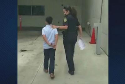Menino de sete anos é algemado por policiais em escola nos EUA