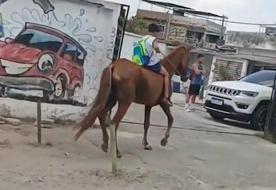 Menino vai de cavalo à escola após pneu de bicicleta furar