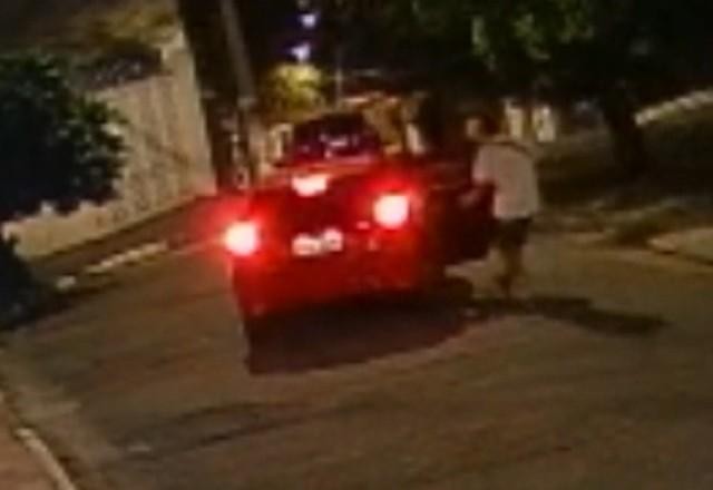 Ao tentar fugir da polícia, quadrilha formada por adolescentes bate em carro